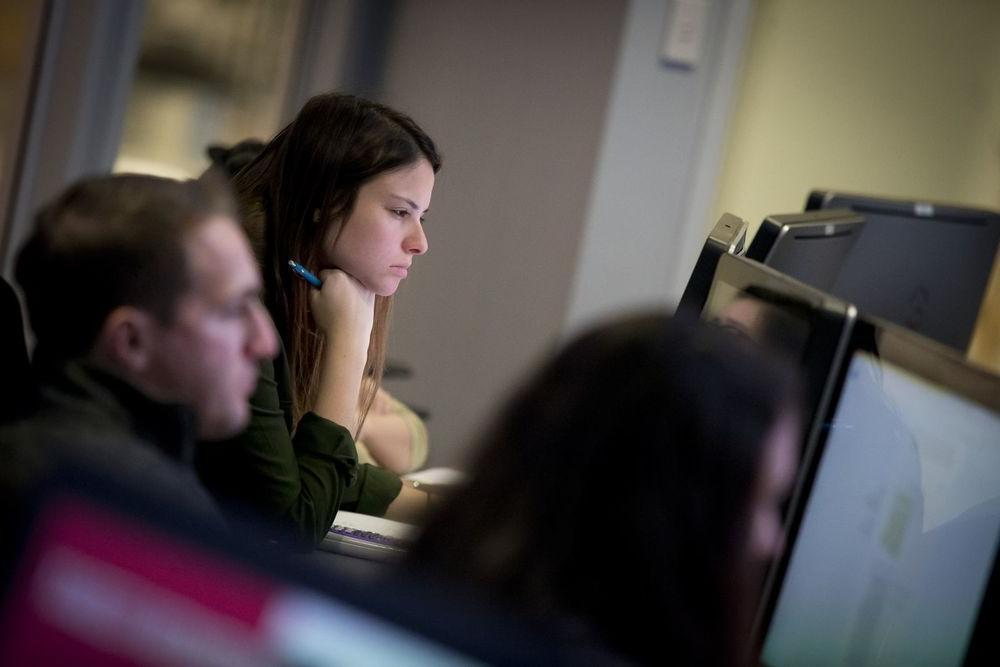 Temple students study the array of screens 在 computer lab.